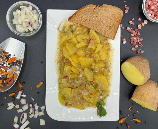 Kartoffelsalat angerichtet auf einem Teller