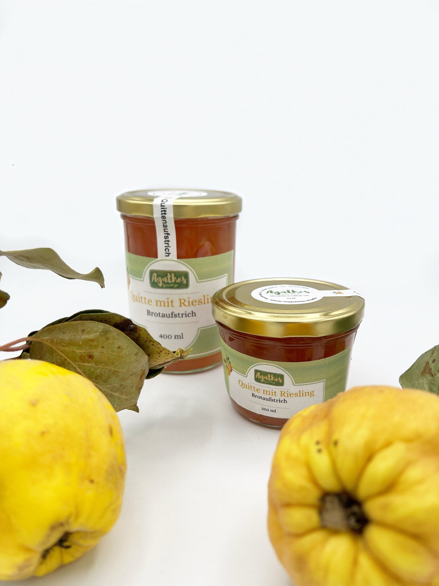 2 Gläser Quitten Aufstrich mit dekorativen Quitten