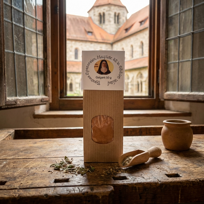 Galgant Tüte vor einem Fenster, im Hintergrund ein Kloster