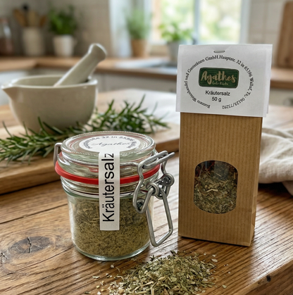 Kräutersalz im Glas und in der Tüte auf einer holzernen Küchenfläche